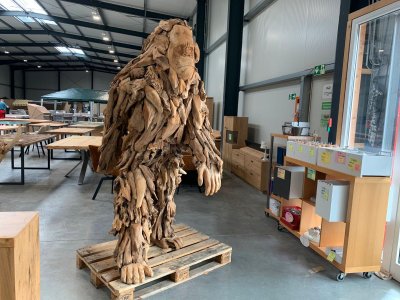 Yeti Bigfoot Gartenfigur aus Teakholz