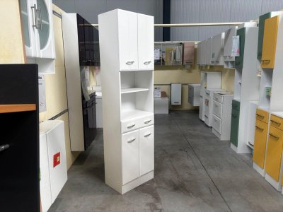 Hochschrank in Holzoptik – Badmöbel weiß matt