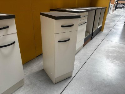 Küchenunterschrank weiß matt mit anthrazit Arbeitsplatte