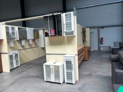 4-teiliges Badmöbel-Set Weiß Hochglanz mit Spiegelschrank & LED